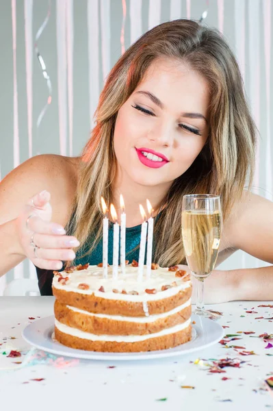 Néztem az égő gyertyák a születésnapi torta a celebrat, a csinos lány — Stock Fotó