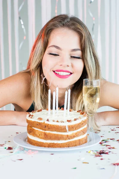 Jolie fille regardant des bougies allumées sur le gâteau d'anniversaire pour célébrer — Photo