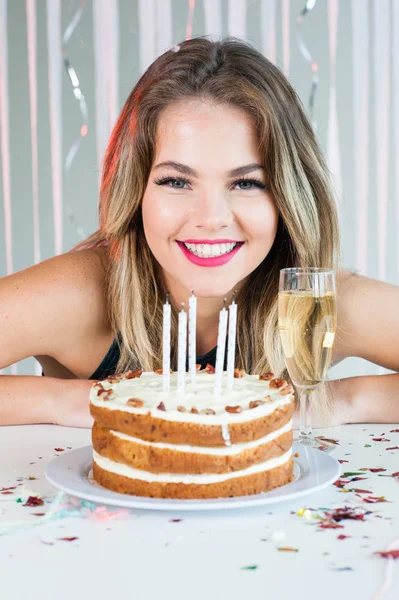 Mooi meisje glimlachend met viering cake — Stockfoto