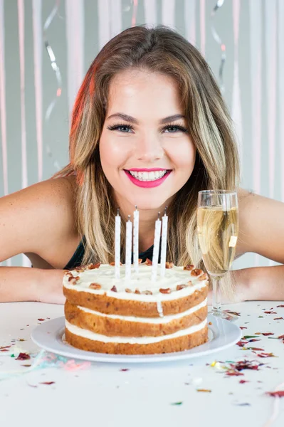 Chica bonita sonriendo con pastel de celebración —  Fotos de Stock