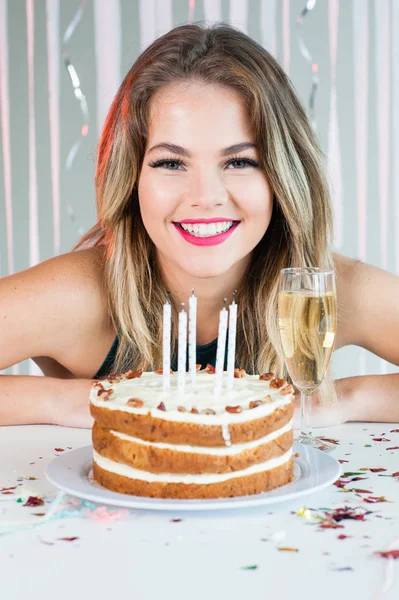 Söt flicka leende med firandet tårta — Stockfoto