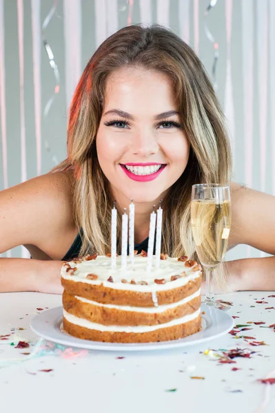 Hübsches Mädchen lächelt mit Geburtstagstorte Stockfoto