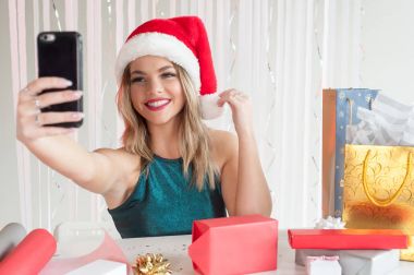 Selfies alarak Noel şapkalı güzel kız