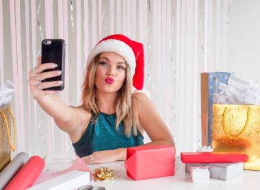 Selfies alarak Noel şapkalı güzel kız