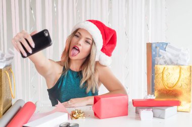 Selfies alarak Noel şapkalı güzel kız