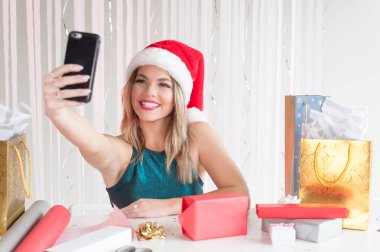 Selfies alarak Noel şapkalı güzel kız