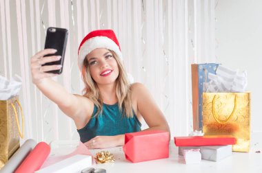 Selfies alarak Noel şapkalı güzel kız