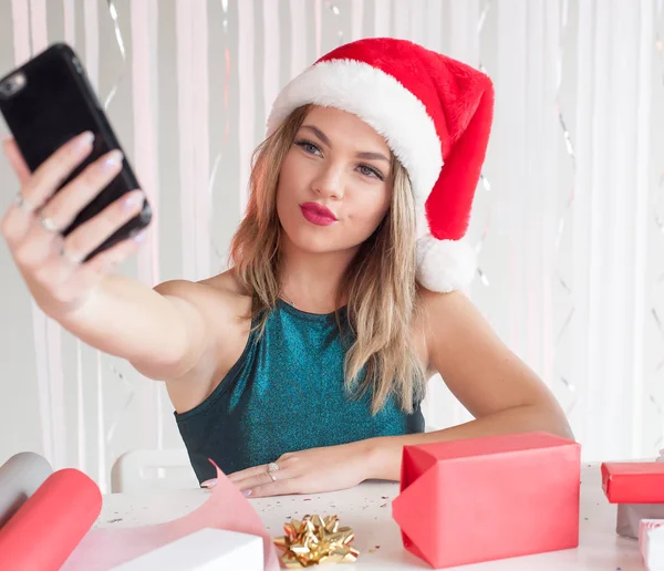 Chica bonita en sombrero de Navidad tomando selfies —  Fotos de Stock