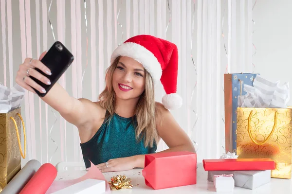 Chica bonita en sombrero de Navidad tomando selfies —  Fotos de Stock