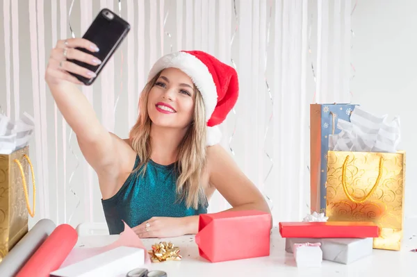 Chica bonita en sombrero de Navidad tomando selfies —  Fotos de Stock