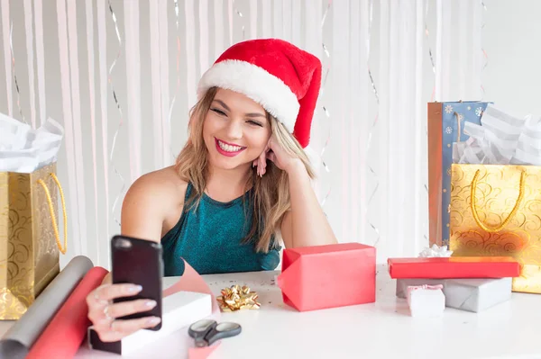 Chica bonita en sombrero de Navidad tomando selfies —  Fotos de Stock