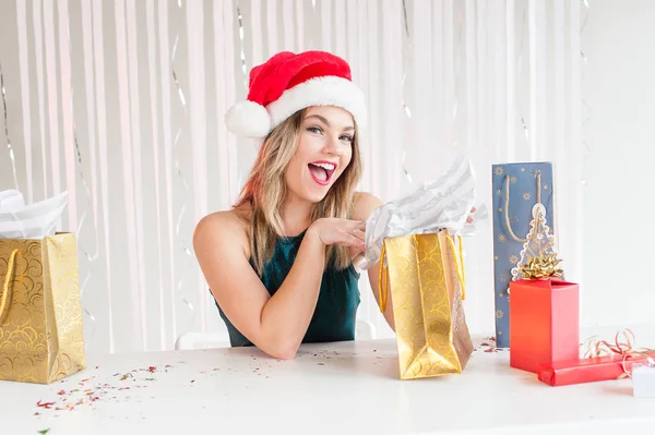 Chica bonita en la apertura del sombrero de Navidad regalo envuelto —  Fotos de Stock