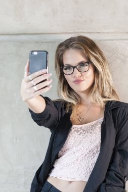 Selfie cep telefonu kamerasıyla alarak genç mutlu güzel kız