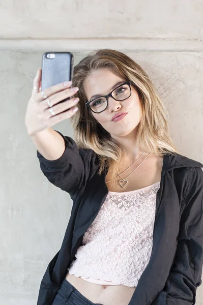 Happy krásná mladá dívka s selfie s mobilní telefon fotoaparát — Stock fotografie