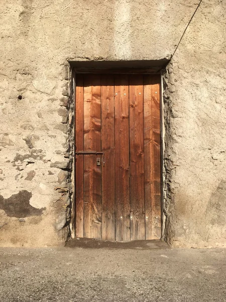 Ancient door locked with bolt — Stock Photo, Image