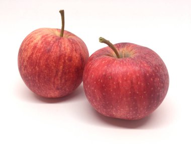 Beyaz arkaplanda kırmızı elmalar