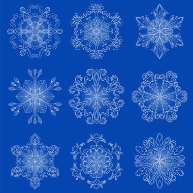 Vektör vintage kar tanesi zentangle tarzında ayarlayın. Noel, yeni yıl dekorasyon için özgün izole beyaz kar gevreği. Elle çizilmiş doodle nesneler. Eps10.