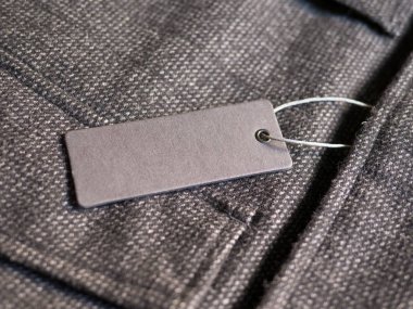 Etiket fiyat etiketi mockup üzerinde kahverengi ceket.