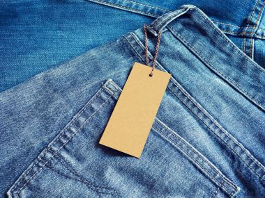 Etiket boş fiyat etiketi mockup kot üzerinde.