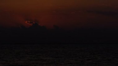 Sunrise Kızıldeniz üzerinden bulutlar arkasında Timelapse.