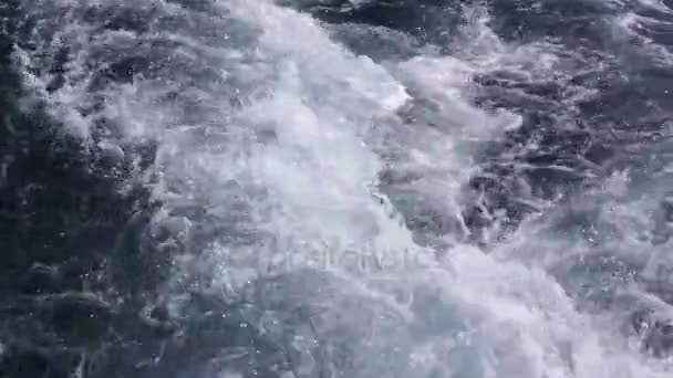 Pulvériser de l'eau après le navire en mer .