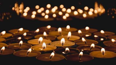 Karanlıkta yanan Cinemagraph mumlar.