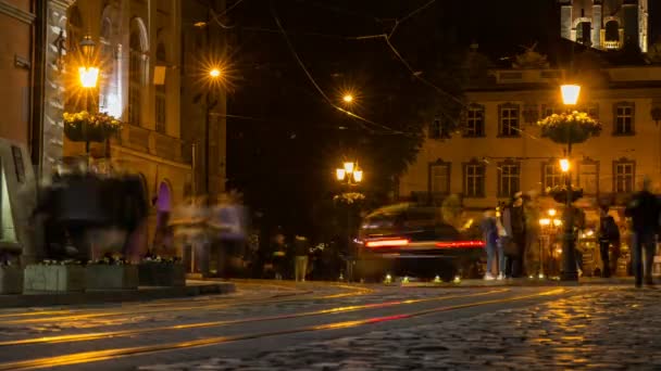 LVIV, UCRÂNIA - 03 de maio de 2017: Rynok Square À noite em Lviv City . — Vídeo de Stock