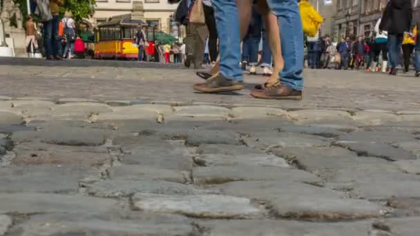 利沃夫，乌克兰-2017 年 5 月 3 日︰ 行人在人行道上. — 图库视频影像