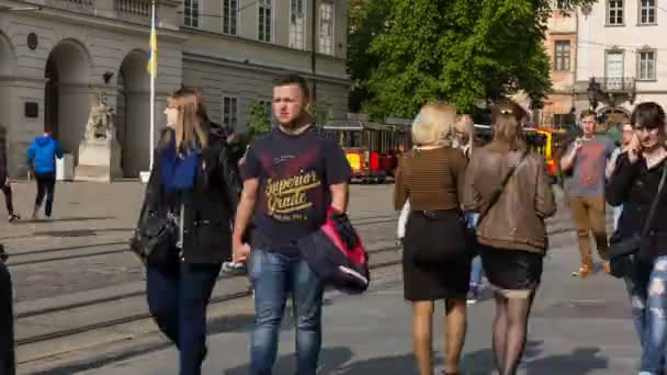 Lviv, Oekraïne - 03 mei 2017: Menigte lopen op kasseien Square. — Stockvideo