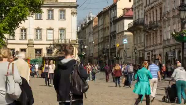 Lviv, Oekraïne - 03 mei 2017: Voetgangers lopen op kasseien Square. — Stockvideo