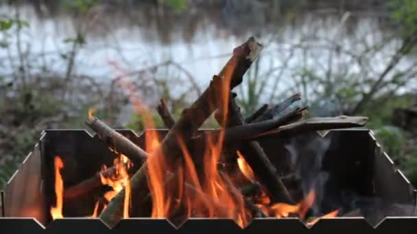 Fuego en parrilla barbacoa . — Vídeo de stock