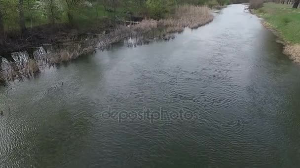 Vliegen over de rivier. — Stockvideo