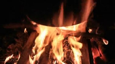 Kamp ateşi karanlıkta kazan.