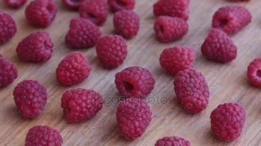 ahşap zemin üzerinde ahududu meyve.