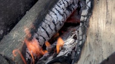 ahşap yanan şömine günlükleri.