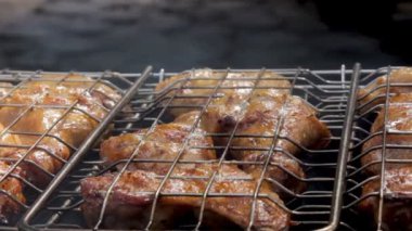 Şenlik ateşi üzerine Kavrulmuş Tavuk eti yaz günü piknik ızgarada pişirme duman.