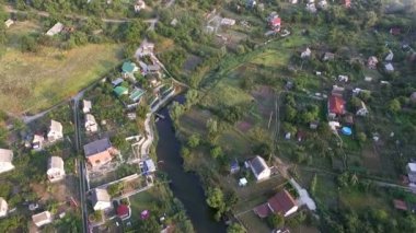 Güzel hava bakış banliyö gün güneşli yaz. Eski evleri kırsal kesimde üzerinden uçmak. Köy manzara yukarıdan.