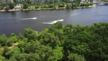 Su bisikleti üstünde jet-ski sürmenin havadan görünüşü. Nehrin yüzeyinde jet ski. İnsanlar jet ski oynuyor. 4k video.