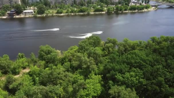 Widok Lotu Ptaka Skuter Wodny Narty Wodne Powierzchni Rzeki Ludzie — Wideo stockowe