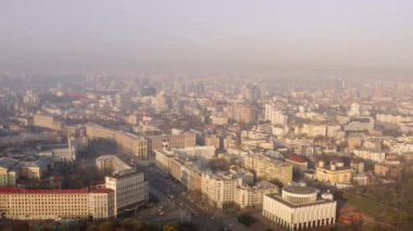İlkbaharda gün doğumunda üzerinde sis bulunan şehrin merkez kısmının havadan görünüşü. Şafak vakti dumanlı Kyiv şehri.