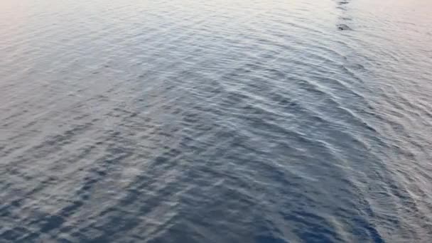 Vue aérienne du dessus depuis la haute altitude de la mer bleue. Contexte de la texture de la surface de l'eau. Vue aérienne de l'eau ondulée par une journée ensoleillée .