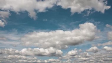 Beyaz kümülüs bulutlu güzel mavi gökyüzünün zamanı. Doğanın hava durumunun 4K görüntüsü. Bulutlu manzara arkaplanı.