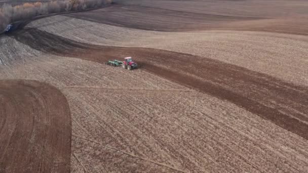 Traktor Obdělává Půdu Farmě Jaře Pro Rostlinné Zemědělství Letecký Záznam — Stock video