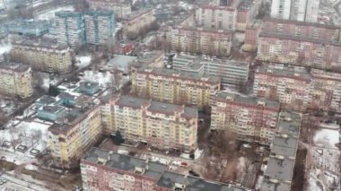 İHA 'dan şehrin çatılarındaki verandaya kuş bakışı. Kış şehir manzarası geçmişi. (Dnepr, Dnepropetrovsk, Dnipropetrovsk). Ukrayna