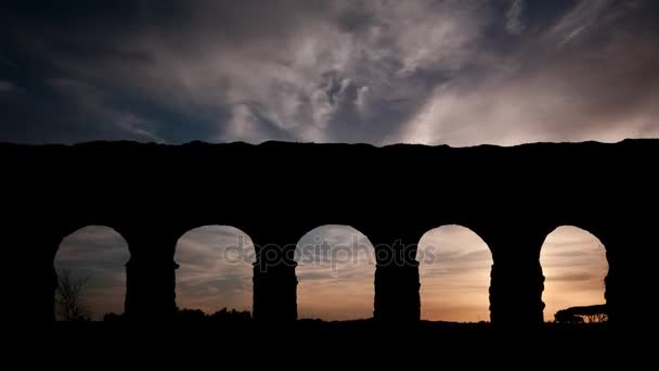 ANTIGUO ACUEDUCTO ROMANO - ROMA - ITALIA - Caducidad de la puesta del sol — Vídeo de stock