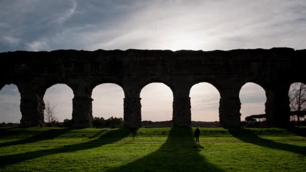 Oude Roman Aqueduct - Rome - Italië - zonsondergang time-lapse — Stockvideo