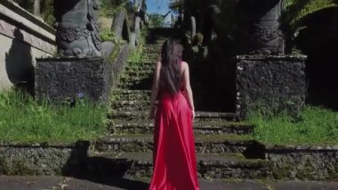 Hotel bali kız Kırmızı elbiseli terk