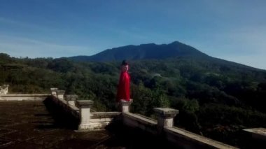 Hotel bali kız Kırmızı elbiseli terk