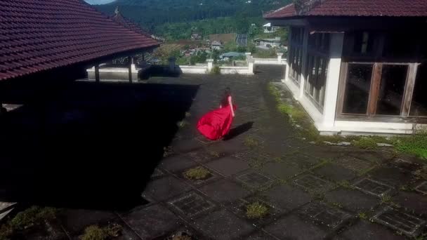 Abandonado Hotel Bali Chica Vestido Rojo — Vídeo de stock