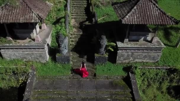 Abandonado Hotel Bali Chica Vestido Rojo — Vídeos de Stock